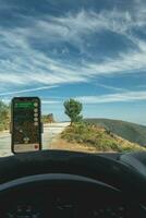 Ausflug beim albergaria da serra, Portugal. Aussicht von Innerhalb von das Auto mit das Navigation An. foto