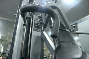 ein sauber schwarz einstellbar Gewicht Bank im ein Fitnessstudio foto