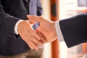 Geschäftsmann Shake Hand mit Partner zu Feier Partnerschaft und Geschäft Deal Konzept, Geschäftsmann Handschlag zum Zusammenarbeit von Geschäft Zusammenschluss und Erwerb, erfolgreich verhandeln, Hand Shake foto