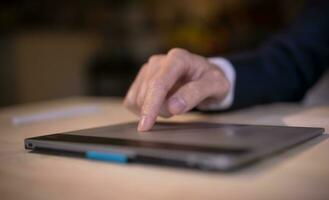 Geschäft und Technologie Konzept, Geschäftsmann Hand mit berühren Pad Arbeiten im Büro foto