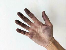 schmutzig Palmen befleckt mit schwarz Tinte, schmutzig Hände nach Arbeit isoliert auf Weiß Hintergrund foto