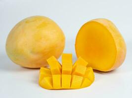 frisch Mango Obst isoliert auf Weiß Hintergrund foto