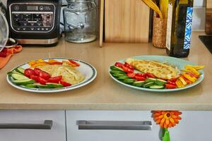 Morgen gesund Frühstück von durcheinander Eier mit Parmesan Käse, Gurken, Kirsche Tomaten und Glocke Pfeffer im Zuhause Küche foto