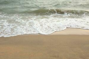 Meer Schaum Welle stürzt ab auf das Sand Strand. Sommer- Exemplar. foto