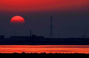 tropisch Meer Sonnenuntergang Baum Himmel Aussicht Hintergrund foto