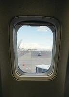 Seite von Fenster Flugzeug im das Flughafen foto
