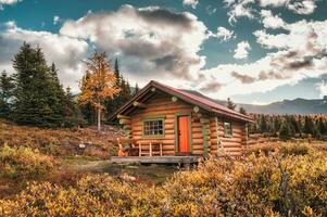 hölzern Hütte im Herbst Wald beim National Park foto
