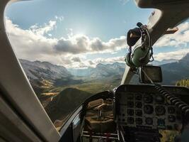 Innerhalb von Hubschrauber auf kanadisch Rockies mit Sonnenlicht im assiniboine foto