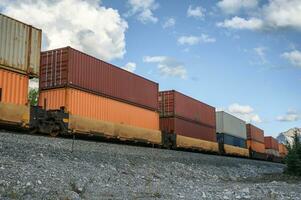 Zug lange Fracht Vorbeigehen mit Container Wird geladen auf Eisenbahn im Senke foto