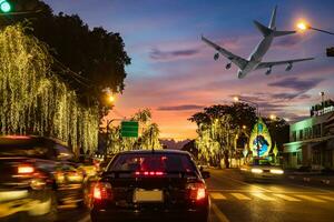 der Verkehr Straße im Hauptstadt mit Licht Auto und Flugzeug fliegend im Route schön Festival foto