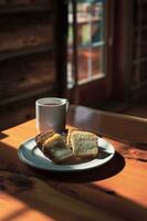 serviert Scheibe Brot mit heiß Espresso im ein Tasse auf hölzern Hütte foto