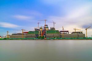 Baustelle und Kräne neben dem Fluss, Langzeitbelichtung foto