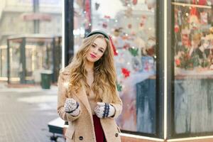 ein glücklich jung schön Mädchen hält Wunderkerzen draußen beim ein Weihnachten und Neu Jahre Messe oder Festival. foto