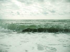 groß Wellen im das Meer nach das Regen. foto