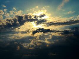 schön Wolkenlandschaft mit das Sünde versteckt hinter das schwarz Wolken foto