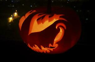 glücklich Halloween Banner oder Party Einladung Hintergrund mit Wolken Fledermäuse und Kürbisse Fotos