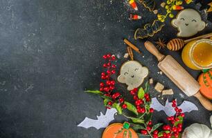 glücklich Halloween Banner oder Party Einladung Hintergrund mit Wolken Fledermäuse und Kürbisse Fotos