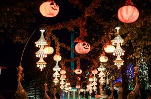 glücklich Halloween Banner oder Party Einladung Hintergrund mit Wolken Fledermäuse und Kürbisse Fotos