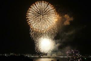 Feuerwerk Über das Wasser foto