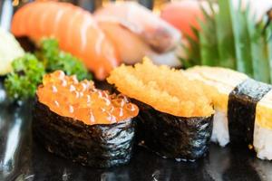 Sushi im schwarzen Teller foto