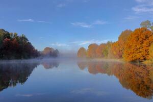 Nebel auf das Wasser und Herbst farbig Bäume foto