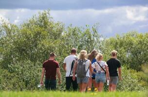 Menschen sind Gehen und genießen das schön Wetter von England, das Aufnahmen gefangen beim Caldecotte See von Milton Schlüssel Stadt von Vereinigtes Königreich auf August 8., 2023 foto