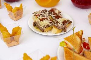 verschiedene Snacks auf das Tabelle foto