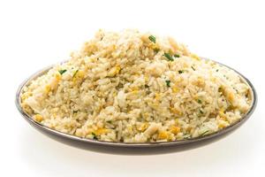 gebratener Reis in weißem Teller foto