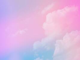 Schönheit Süss Pastell- Sanft Rosa und violett mit flauschige Wolken auf Himmel. multi Farbe Regenbogen Bild. abstrakt Fantasie wachsend Licht foto