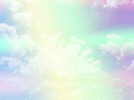 schönheit süß pastellgelb grün bunt mit flauschigen wolken am himmel. mehrfarbiges Regenbogenbild. abstrakte Fantasie wachsendes Licht foto
