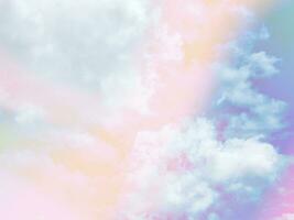 Schönheit Süss Pastell- Orange Blau bunt mit flauschige Wolken auf Himmel. multi Farbe Regenbogen Bild. abstrakt Fantasie wachsend Licht foto