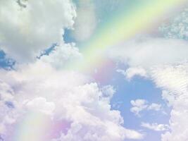 Schönheit Süss lebendig Grün und Blau bunt mit flauschige Wolken auf Himmel. multi Farbe Regenbogen Bild. abstrakt Fantasie wachsend Licht foto