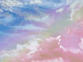 schönheit süß pastellblau rosa bunt mit flauschigen wolken am himmel. mehrfarbiges Regenbogenbild. abstrakte Fantasie wachsendes Licht foto