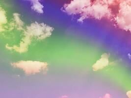 Schönheit Süss Pastell- Grün und Blau bunt mit flauschige Wolken auf Himmel. multi Farbe Regenbogen Bild. abstrakt Fantasie wachsend Licht foto