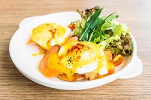 Eier Benedict mit geräuchertem Lachs foto