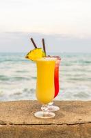 Iced Cocktails Trinkglas mit Meer und Strand foto