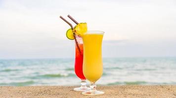 Iced Cocktails Trinkglas mit Meer und Strand foto