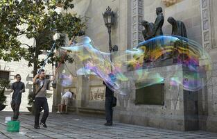 Seife Luftblasen Performance im Barcelona. foto