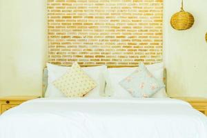 Kissen auf Bettdekoration im Schlafzimmerinnenraum foto