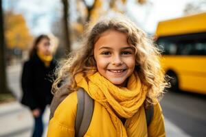 elementar Schüler Mädchen lächelnd und bereit zu Tafel Schule Bus foto