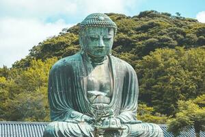 das großartig Blau Buddha Statue Kamakura daibutsu beim kotoku im Schrein Tempel im Kamakura, Kanagawa, Japan foto