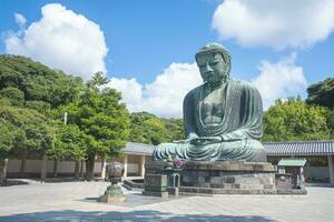 das großartig Blau Buddha Statue Kamakura daibutsu beim kotoku im Schrein Tempel im Kamakura, Kanagawa, Japan foto