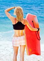 Mädchen Surfer auf das Strand foto