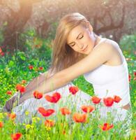 schön Frau auf Mohn Blume Feld foto