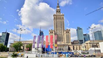 Warschau, Polen. 9 August 2023. Palast von Kultur und Wissenschaft gegen Blau Himmel beim sonnig Tag. foto