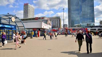 Warschau, Polen. 9 August 2023. Menge von Menschen auf Patelnie quadrat.die umgangssprachlich Name von das Platz im Zentrum Warschau. Aussicht von ein Stadt Straße mit Bewohner, Touristen und Gebäude. foto