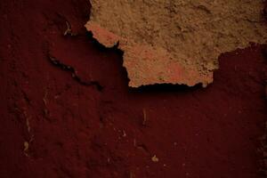 Detail von Abblättern Gips auf ein dunkel rot Mauer foto