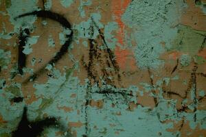 gekritzelt Graffiti auf ein alt baufällig Mauer foto