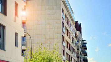 modern Wohnung Gebäude im sonnig Tag. Außen, Wohn Haus Fassade. foto