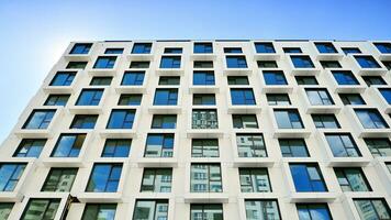 das Fassade von das Neu Wohnung Gebäude geformt mögen Würfel. minimalistisch Wohnung Gebäude von ein Würfel Struktur. foto